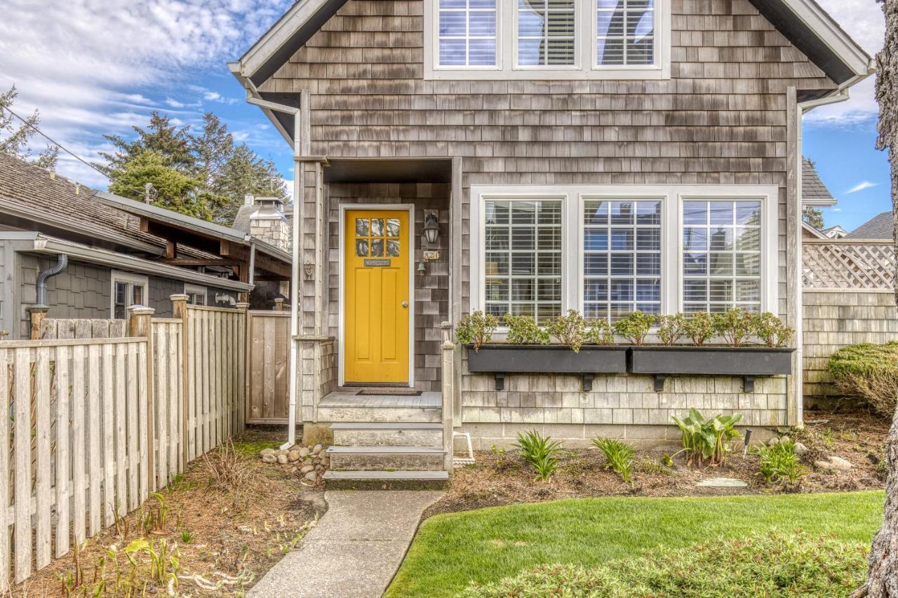 Seaside Classic Cottage Exterior photo
