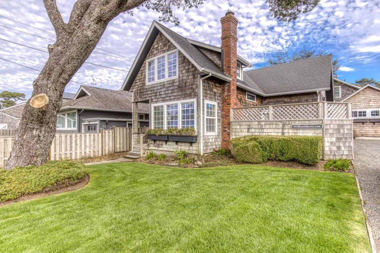 Seaside Classic Cottage Exterior photo