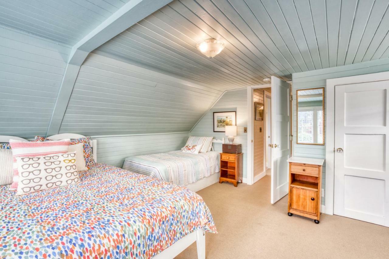 Seaside Classic Cottage Exterior photo