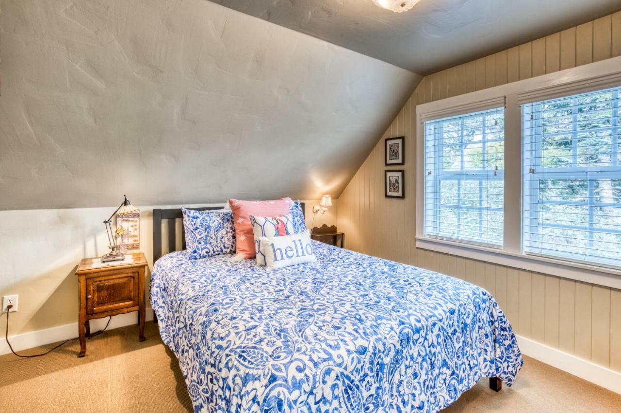 Seaside Classic Cottage Exterior photo